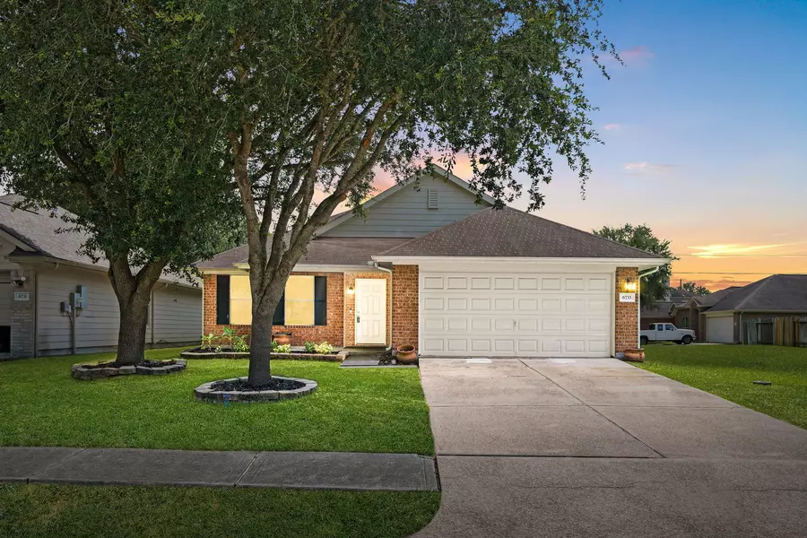6733 Hidden Colony LN, Dickinson, TX 77539