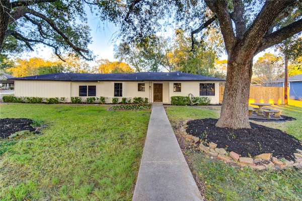 205 Morningside DR, Friendswood, TX 77546