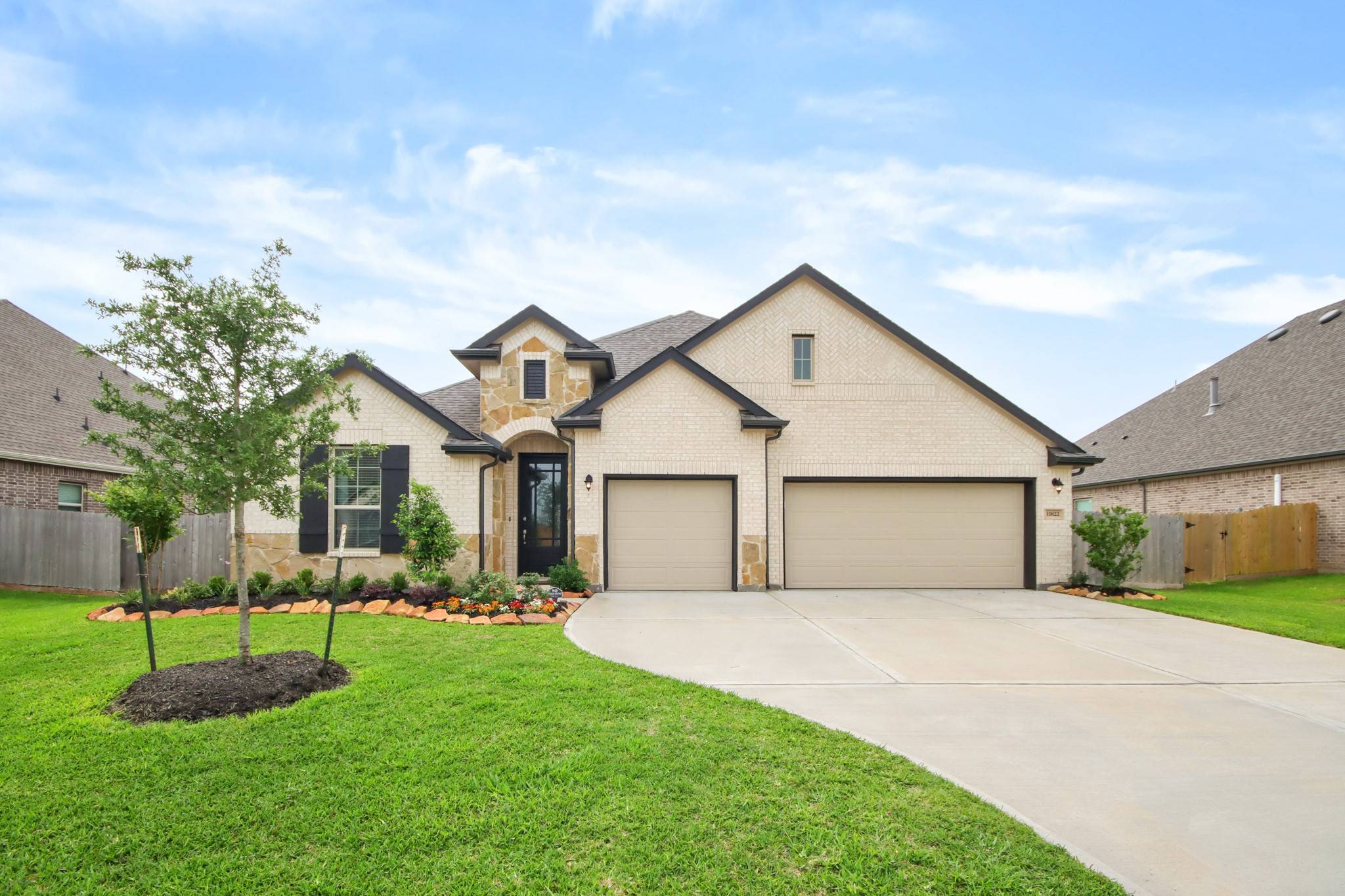 11822 Oakwood DR,  Mont Belvieu,  TX 77535