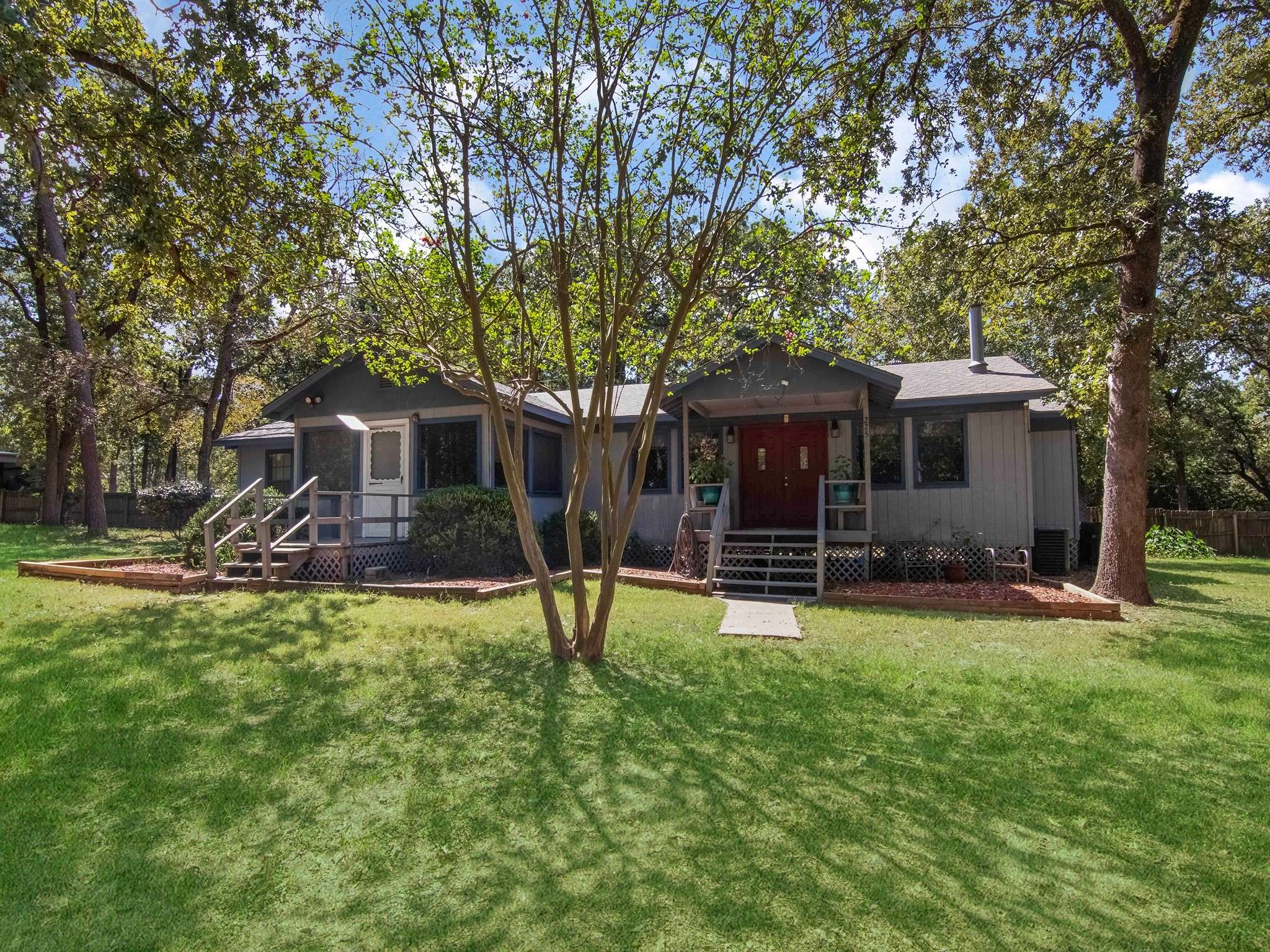 225 Oak Forest DR N, Crockett, TX 75835