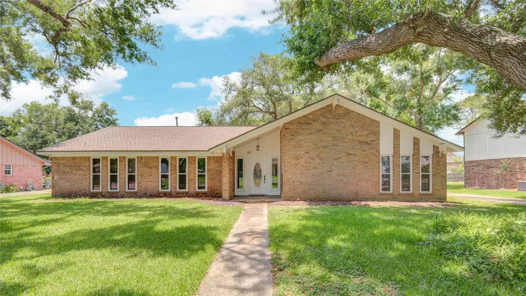 55 Flag CT, Lake Jackson, TX 77566