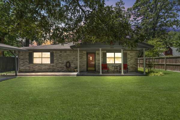 200 Commanche DR, Onalaska, TX 77360