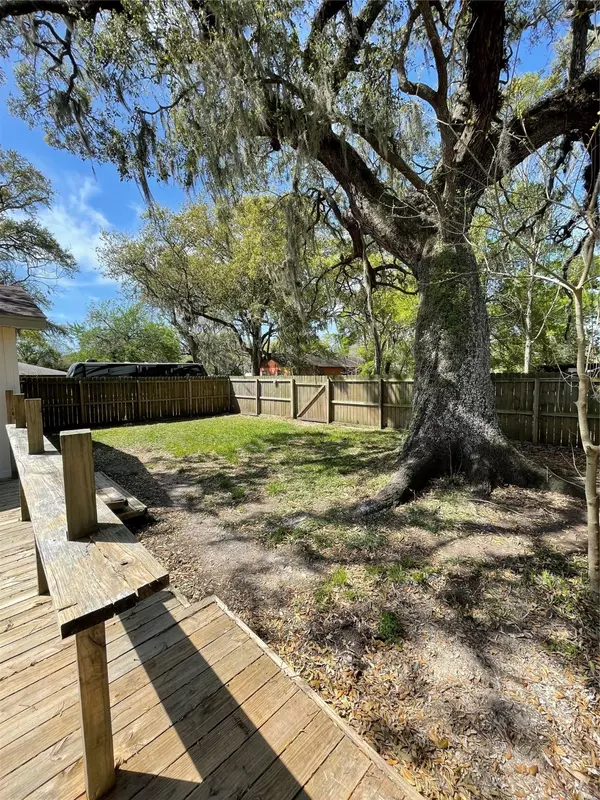 Jones Creek, TX 77541,827 N Live Oak St DR
