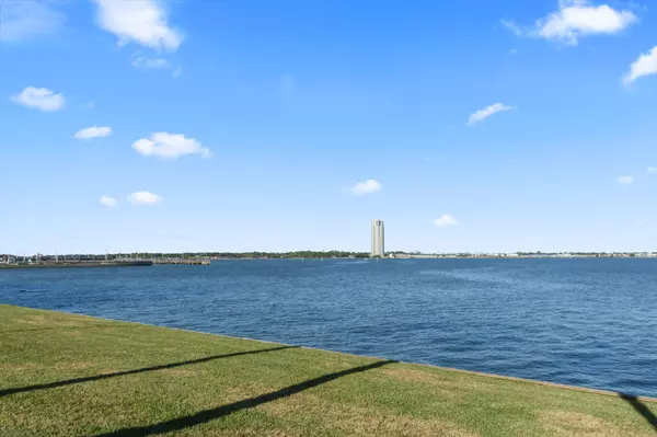 Nassau Bay, TX 77058,351 Lakeside LN #305