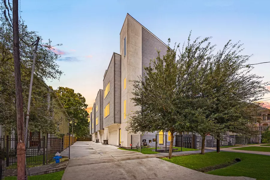 904 W 25th ST #D, Houston, TX 77008