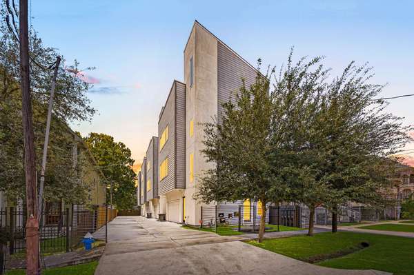 904 W 25th ST #D, Houston, TX 77008