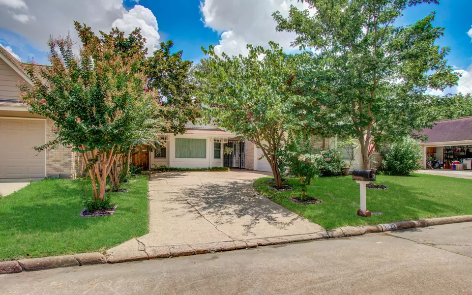 3223 S Briar Knoll DR, Houston, TX 77082