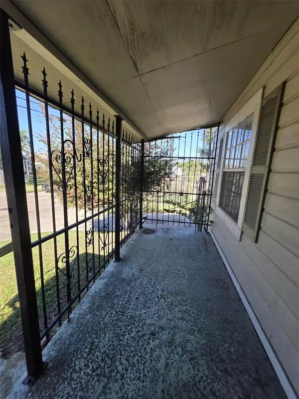 Houston, TX 77011,524 N Super ST