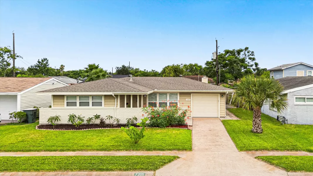 7205 Yucca DR, Galveston, TX 77551