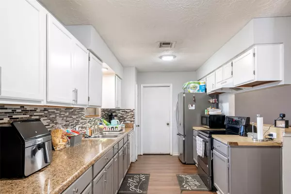 Highlands, TX 77562,2414 Foxfire CIR