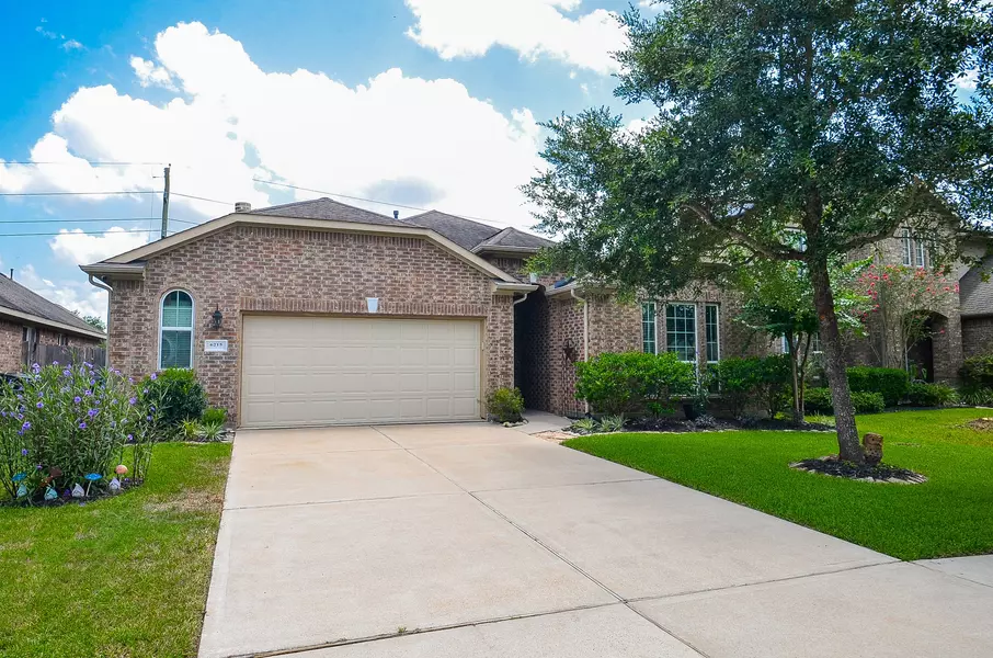 6215 Carnaby LN, Rosenberg, TX 77471