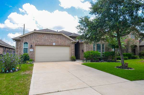 6215 Carnaby LN, Rosenberg, TX 77471