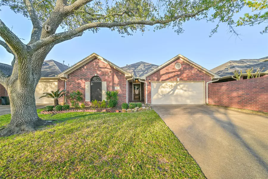 201 Live Oak LN, Friendswood, TX 77546