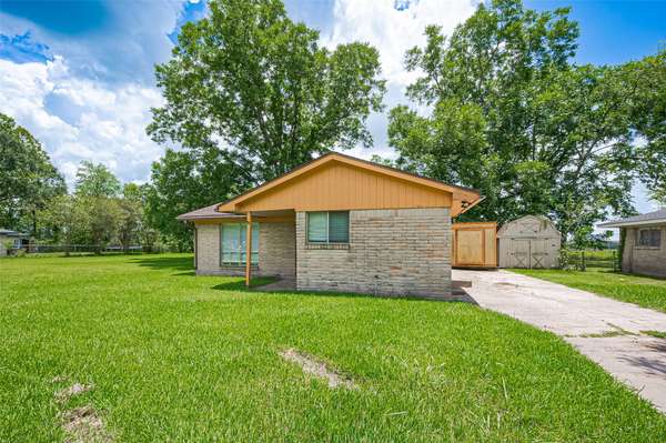 208 Sunset Heights AVE, Dayton, TX 77535