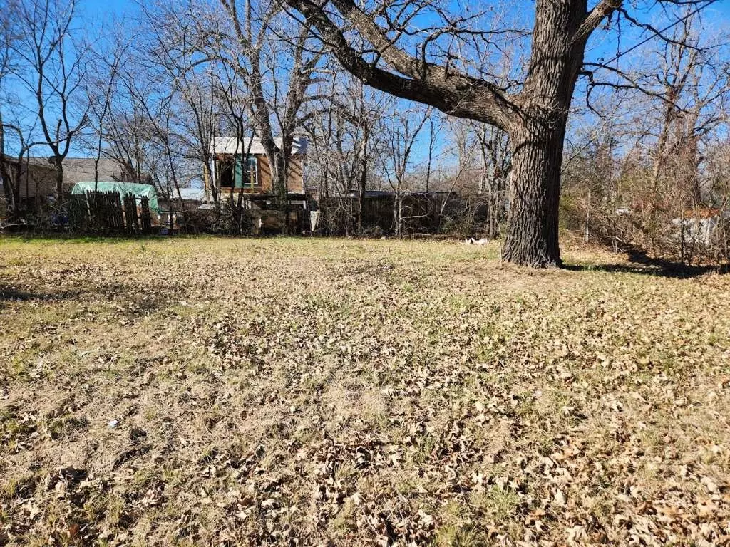 Denison, TX 75020,815 S Burnett AVE