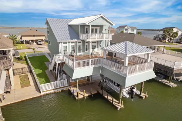 1335 Outrigger, Tiki Island, TX 77554