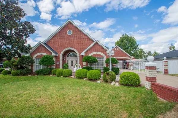 1002 Robinson RD, La Porte, TX 77571