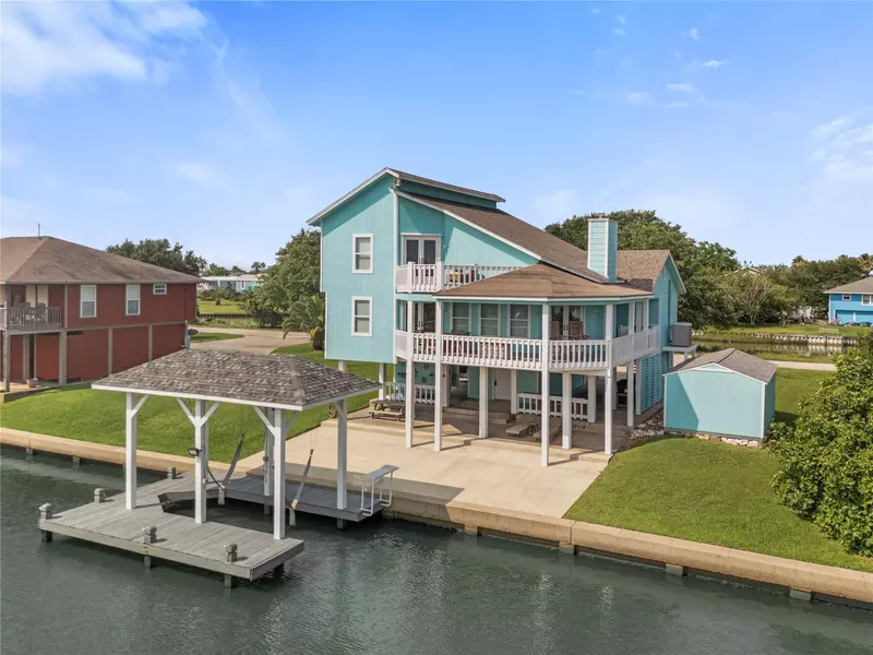 1200 Waterways DR, Crystal Beach, TX 77650
