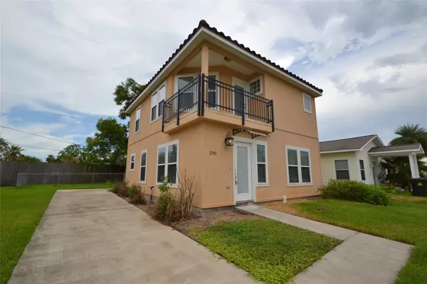 290 Debbie LN, San Leon, TX 77539