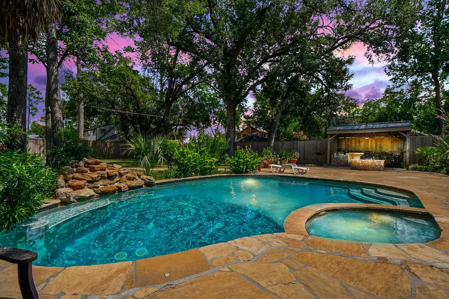 1240 Bingle RD, Spring Valley Village, TX 77055