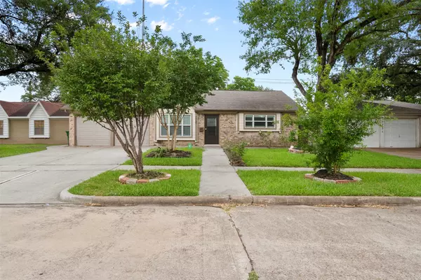 7727 Barberton DR, Houston, TX 77036