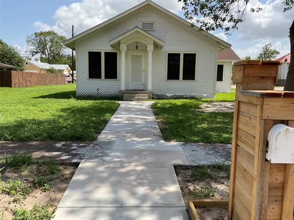 302 W French ST, Cuero, TX 77954