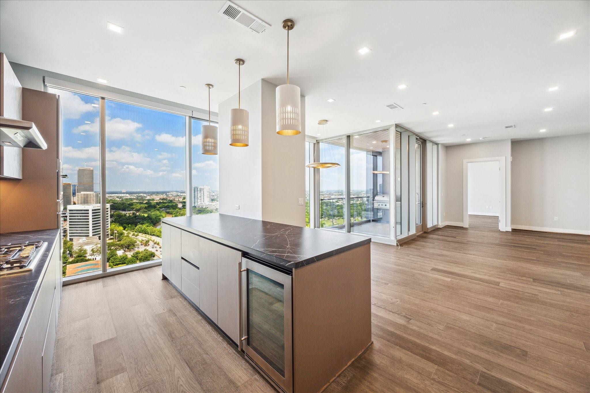 1711 Allen Parkway #2002, Houston, TX 77019