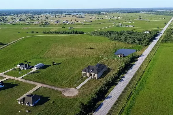 1805 Apache TRL, Angleton, TX 77515