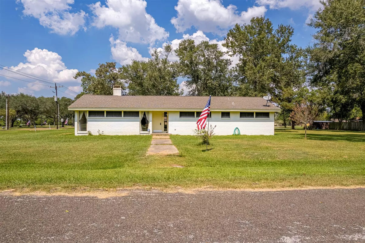 Anahuac, TX 77514,203 Light ST