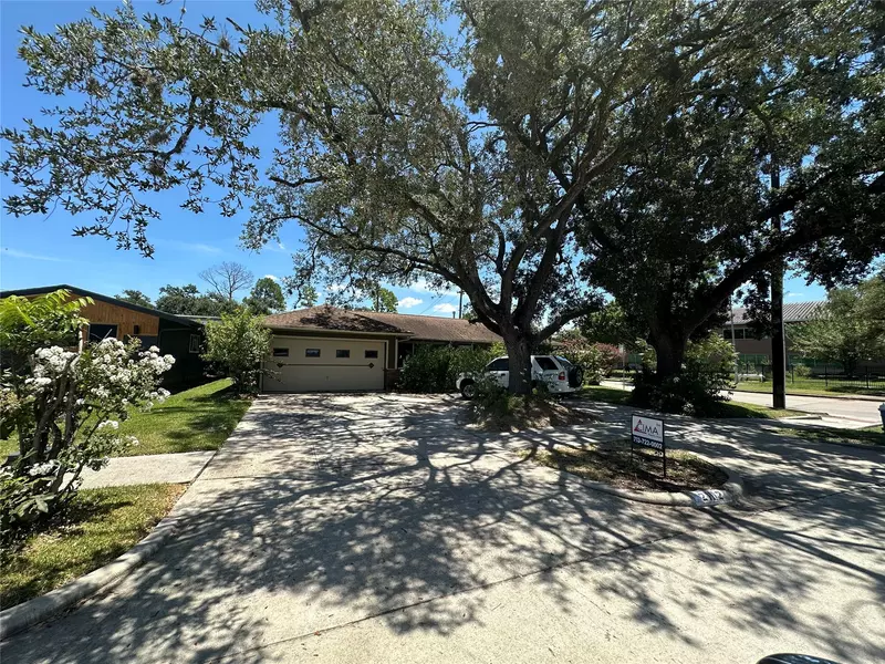 2102 Ridgemore DR, Houston, TX 77055