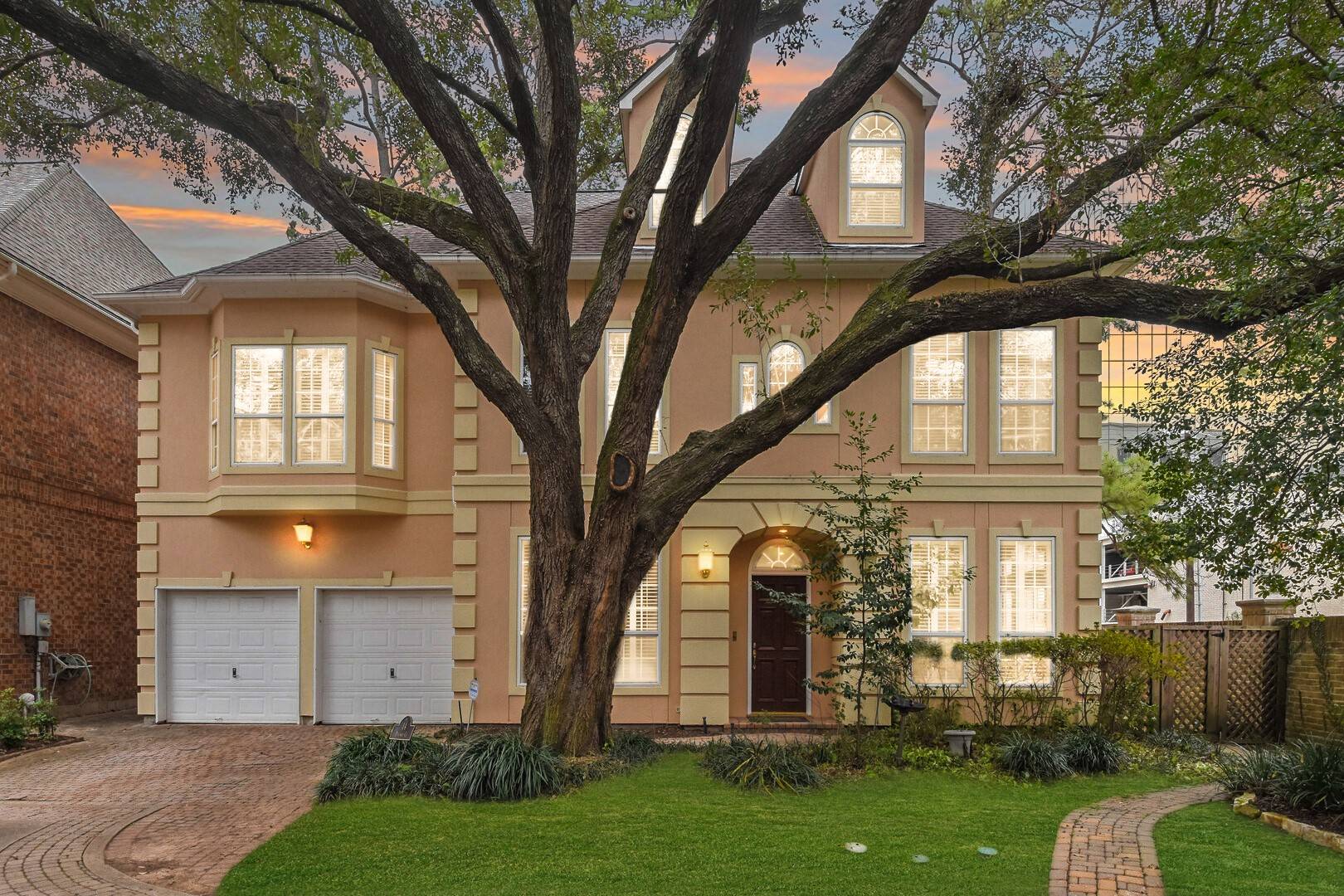 14 Pinewold CT, Houston, TX 77056