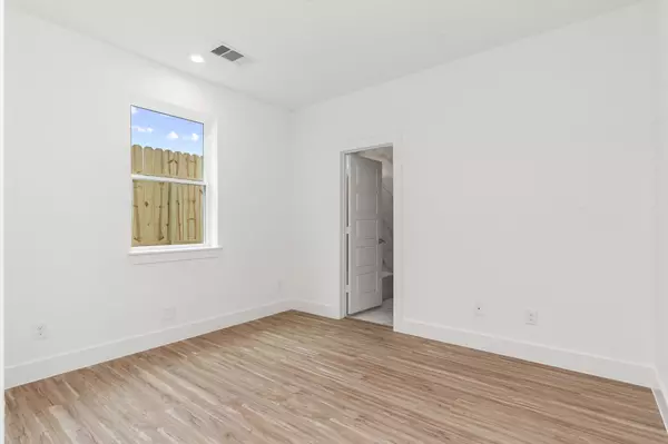 Houston, TX 77018,4704 Thornton Views  Rd