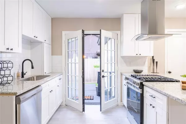 10 N Wavy Oak CIR, The Woodlands, TX 77381