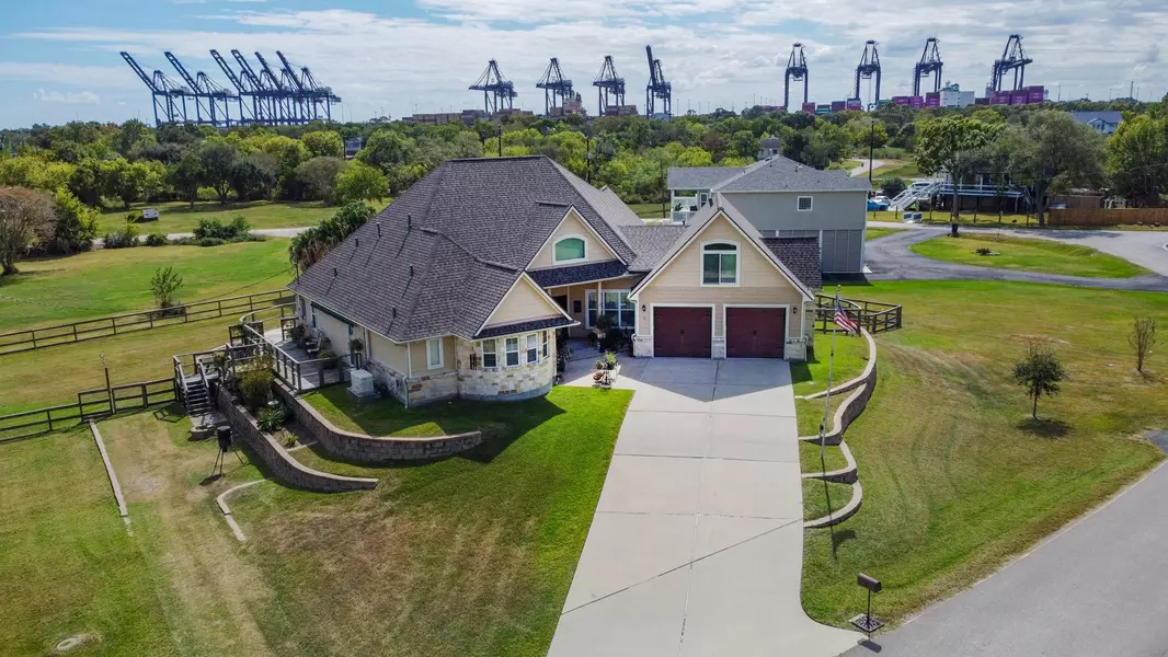 5 Shore Acres CIR, Shoreacres, TX 77571