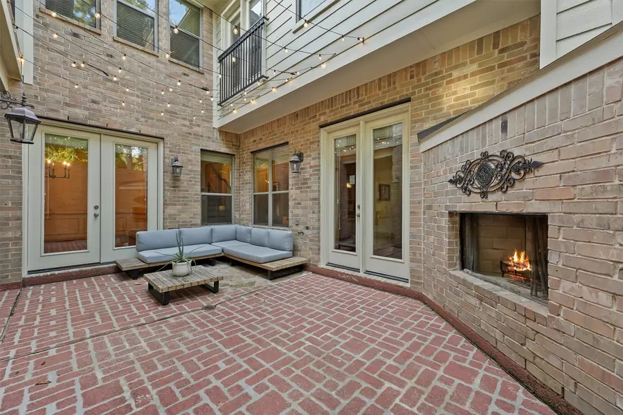 82 Mill Point PL, The Woodlands, TX 77380