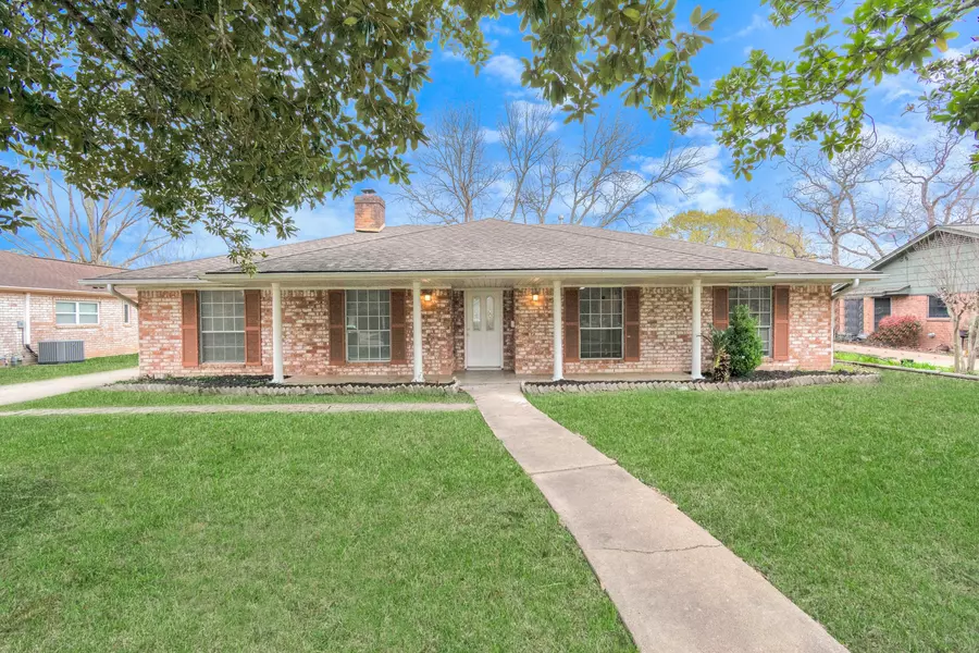 800 Fairway DR, Richmond, TX 77469