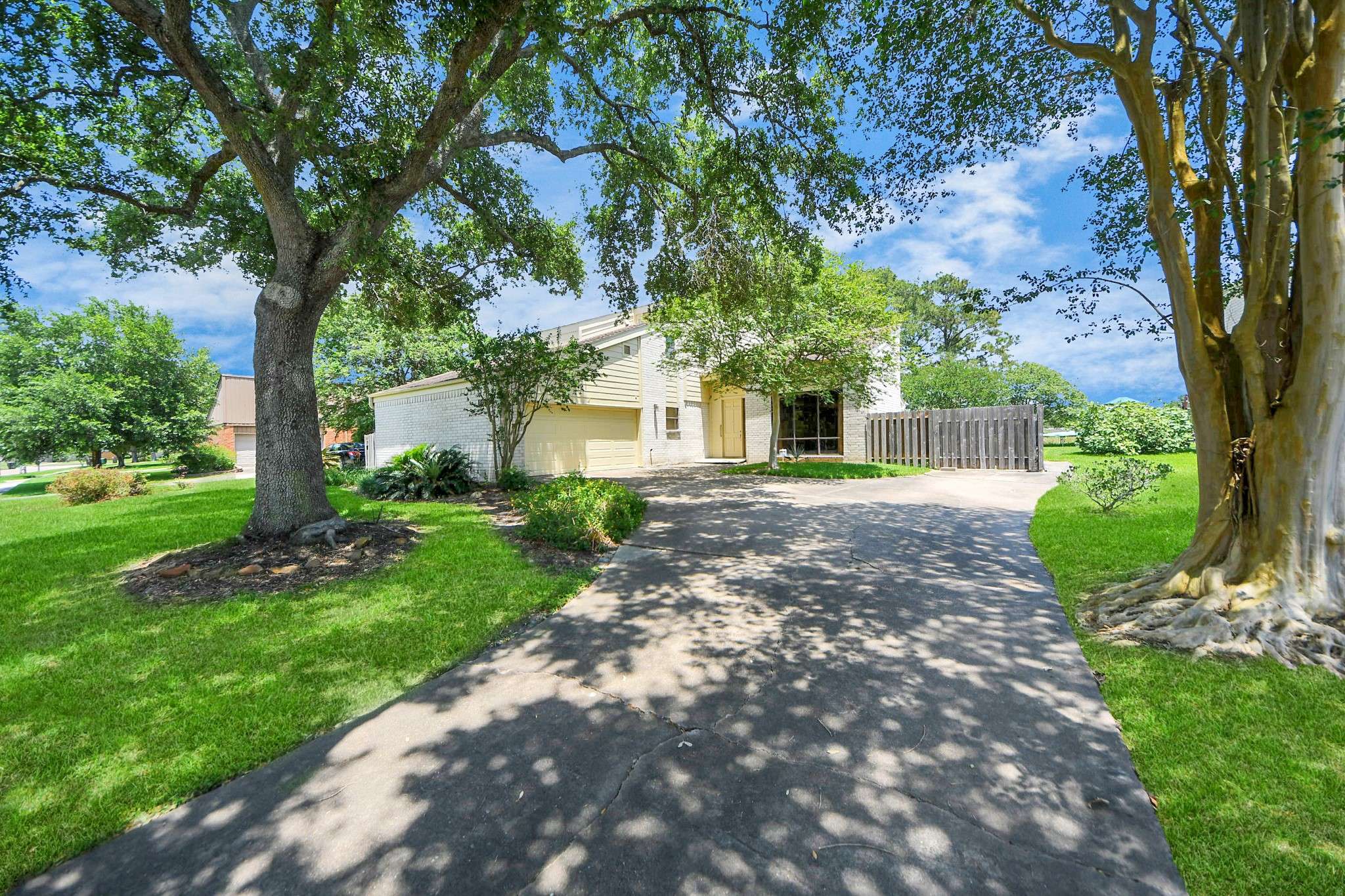 15163 Diana LN,  Houston,  TX 77062