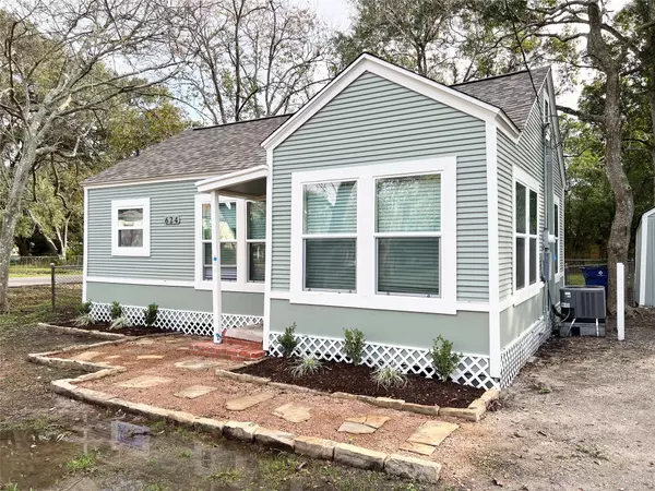 624 E Magnolia, Angleton, TX 77515