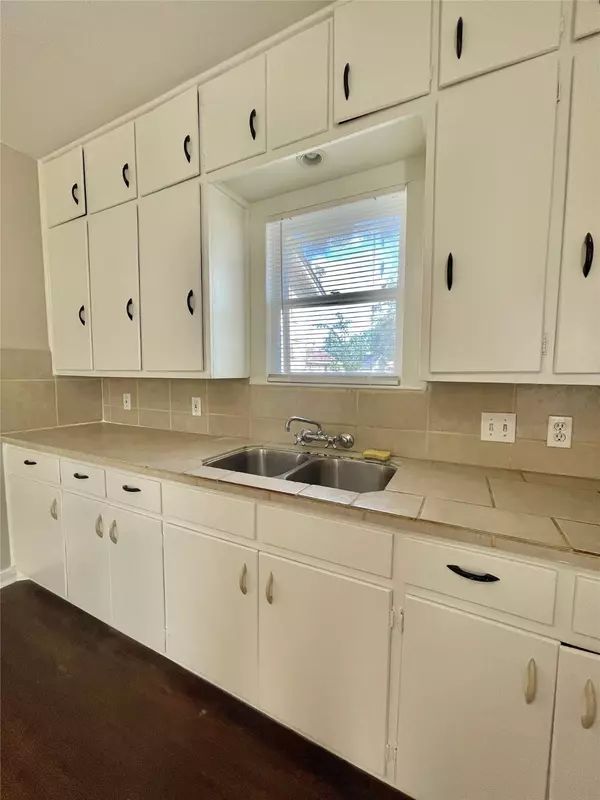 Clute, TX 77531,813 Nursery RD