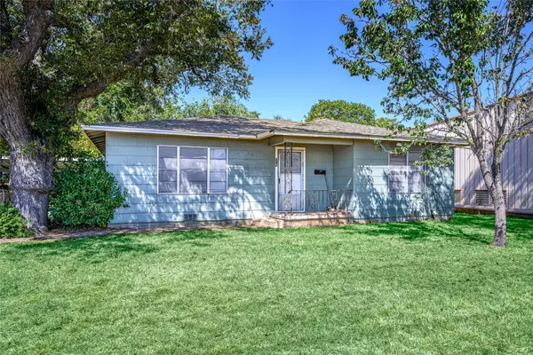 242 W Fannin, La Grange, TX 78945