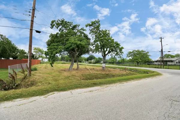 8002 Meadowbrook DR, Hitchcock, TX 77563