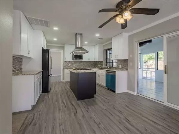 2722 Carmel Woods DR, Seabrook, TX 77586