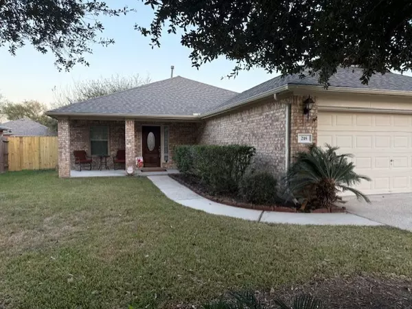 218 Silverbrook LN, Dickinson, TX 77539