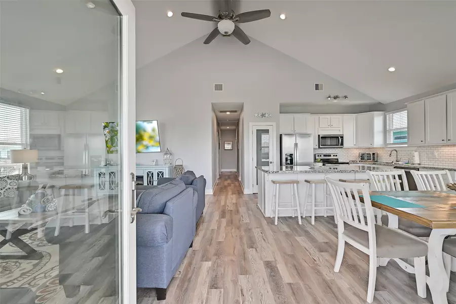 4207 Navarro DR, Galveston, TX 77554
