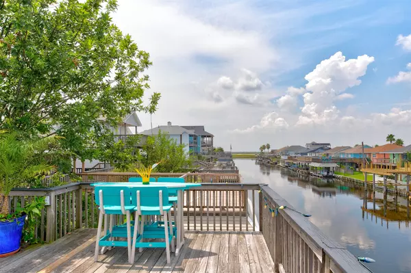1052 Redfish ST, Bayou Vista, TX 77563