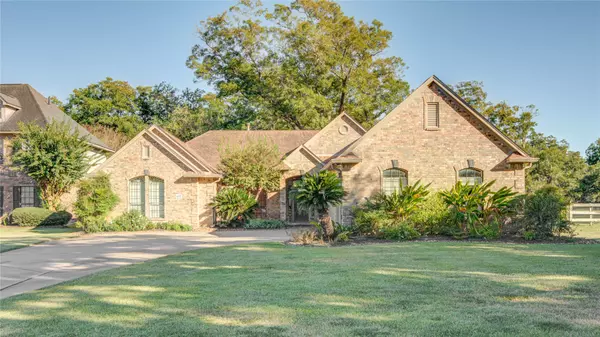 102 River Oaks DR, Lake Jackson, TX 77566