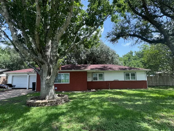 1908 W Norris ST, El Campo, TX 77437