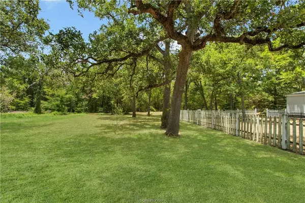 College Station, TX 77845,5846 Thousand Oaks RD