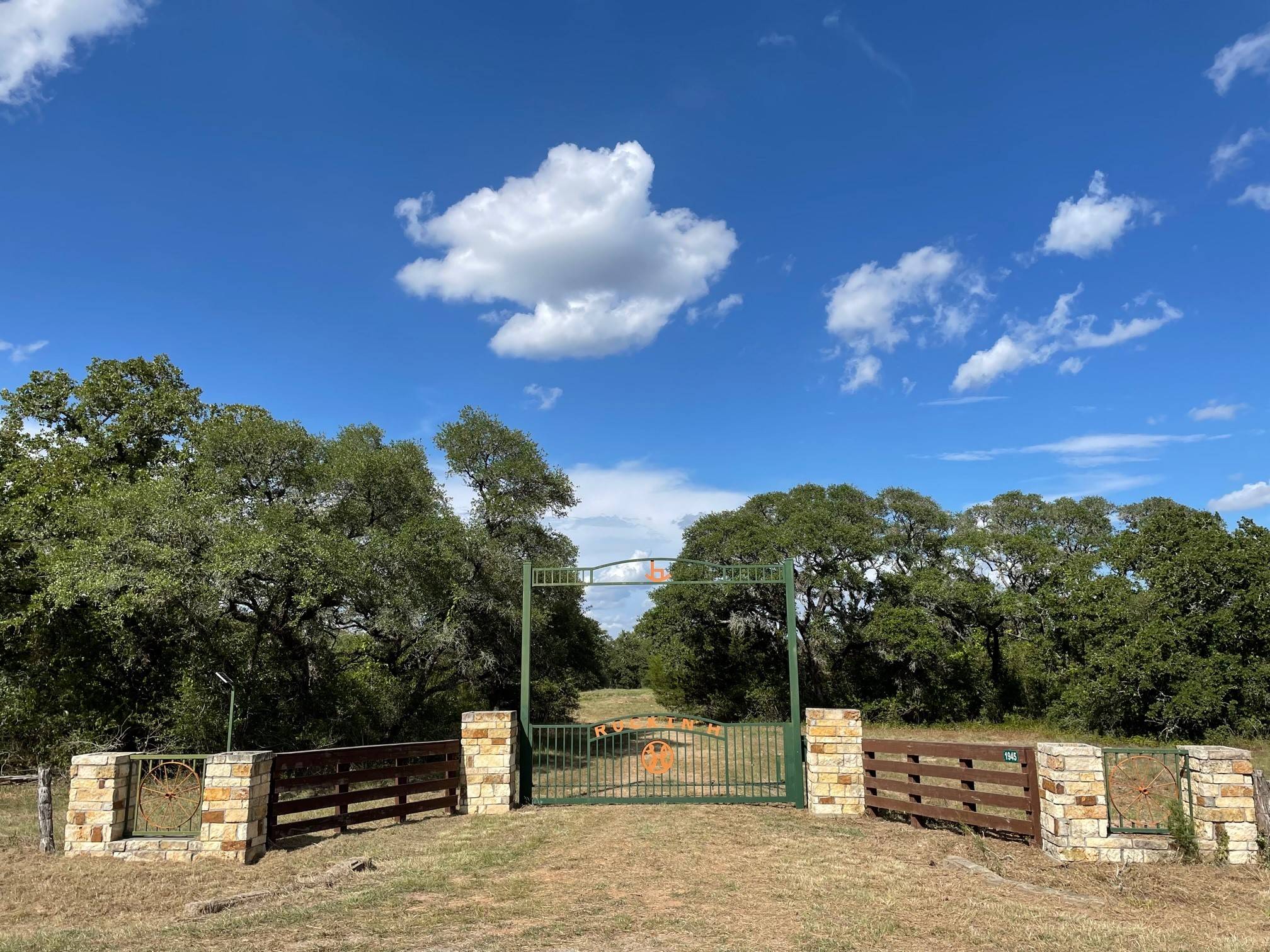 1945 Oakridge Ranch, Weimar, TX 78962