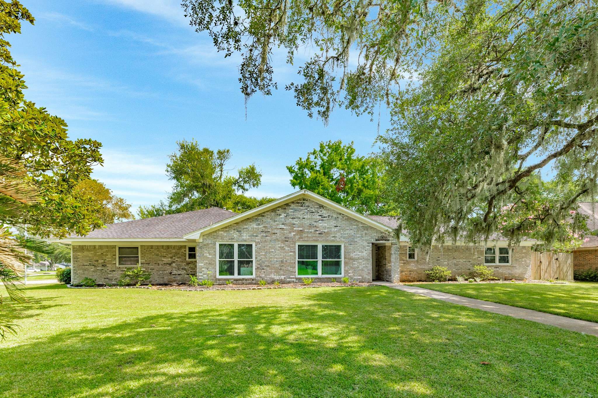 105 Pleasant Valley DR, West Columbia, TX 77486